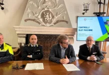 Controlli a tappeto sulle slot machine a Vicenza, Polizia locale: sanzionate 13 attività per mancato rispetto degli orari Slot machine, i dati. Da sx il commissario della polizia locale Federico Ponzio e Il comandante Massimo Parolin, sindaco Giacomo Possamai e consigliere Raffaele Colombara