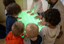 I bambini di Vicenza imparano grazie ai tavoli “cambiacolore”: uno in dotazione per ogni scuola dell’infanzia e nido comunale tavoli cambiacolore luminosi a Vicenza