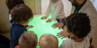 I bambini di Vicenza imparano grazie ai tavoli “cambiacolore”: uno in dotazione per ogni scuola dell’infanzia e nido comunale tavoli cambiacolore luminosi a Vicenza