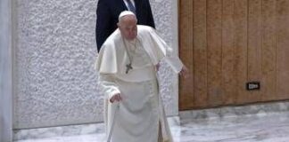 Papa Francesco, le visite a sorpresa: dal negozio di dischi alle case di Bruck e Bonino
