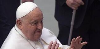 Papa Francesco ricoverato: “Ho ancora bisogno di cure per la mia bronchite”