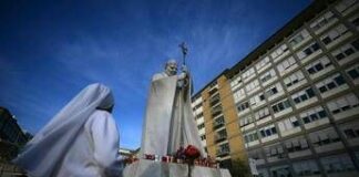 Papa, Vaticano: “Notte trascorsa bene, stamani si è alzato e ha fatto colazione”