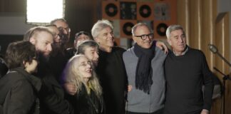 “Along Time”: Stefano Mainetti incanta ai Forum Studios di Roma con la presentazione dell’album con le sue colonne sonore Presentazione dell'album Along Time di Stefano Mainetti, gli abbracci all'artista "al centro"