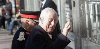 Re Carlo e l’ammirazione per i chirurghi che salvano vite in Ucraina
