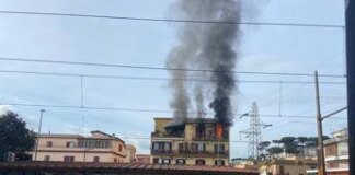 Roma, incendio in appartamento a Labaro: fiamme all’ultimo piano di una palazzina