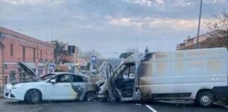 Roma, maxi rapina da Commercity: furgoni incendiati e chiodi sulla strada per fuggire