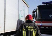Salerno, tir perde carico di ecoballe. Investiti ciclisti: un morto