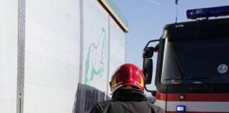 Salerno, tir perde carico di ecoballe. Investiti ciclisti: un morto