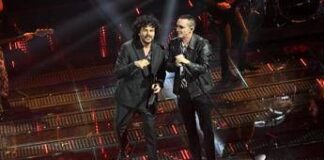 Sanremo 2025, Kekko bacia Renga dopo l’esibizione: “Quanti punti sono?”
