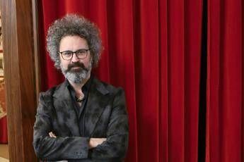 Sanremo 2025, Simone Cristicchi chi è: gli esordi rock, il portafortuna Antonacci e l’amore per Amara