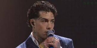 Sanremo 2025, Tony Effe senza collana (ma con anelli) per il duetto