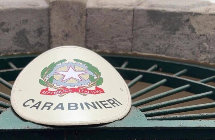 Segrega compagna e il suo bimbo e la picchia con una mazza chiodata, orrore a Napoli