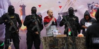 Tal Shoham e Abera Mengistu, chi sono i primi due ostaggi liberati da Hamas oggi