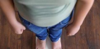 Teenager ‘tiratardi’ a tavola più spesso obesi, pesa orologio biologico