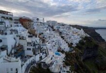 Terremoto in Grecia, fuga da Santorini: in 6mila hanno lasciato l’isola in 48 ore