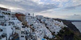 Terremoto in Grecia, fuga da Santorini: in 6mila hanno lasciato l’isola in 48 ore