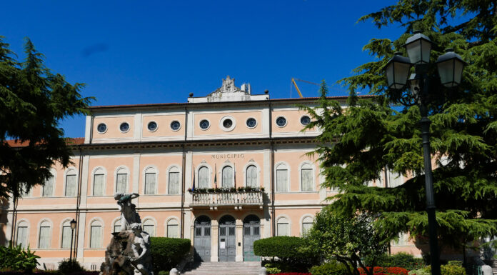 Thiene, appuntamenti: conferenza stampa su fusione AVA Soraris e bando per maschere teatrali Thiene, municipio illuminato per gli special olympics