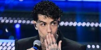 Tony Effe, finale a Sanremo 2025 con il rosario d’oro