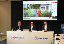 Volksbank: utile netto record di 126 milioni di euro e dividendi di un euro per azione in crescita, patrimonio sopra il miliardo di euro Volksbank, da sinistra Direttore Generale Alberto Naef, Presidente Lukas Ladurner e Vicedirettore Generale Georg Mair am Tinkhof