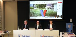 Volksbank: utile netto record di 126 milioni di euro e dividendi di un euro per azione in crescita, patrimonio sopra il miliardo di euro Volksbank, da sinistra Direttore Generale Alberto Naef, Presidente Lukas Ladurner e Vicedirettore Generale Georg Mair am Tinkhof