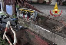 Lugo di Vicenza, auto contro contatori del gas. Piccola perdita di metano contenuta dai vigili del fuoco. Nessun ferito Auto contro contatori del gas a Lugo di Vicenza