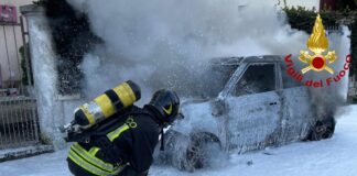 Vicenza, brucia un’auto a Borgo Casale. Nessun ferito, la vettura era ferma auto in fiamme a Borgo Casale