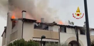 Bassano del Grappa, brucia il tetto di un condominio, danneggiati due appartamenti bassano del grappa brucia tetto di condominio