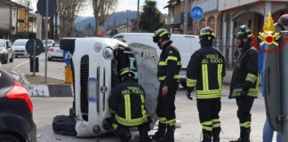 Vicenza, auto si rovescia in rotatoria, ferita una donna L'auto rovesciata sulla rotatoria tra Viale del Lavoro e Viale San'Agostino a Vicenza