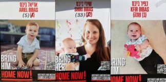 Israele, corteo funebre per i Bibas: folla per l’addio a Shiri, Ariel e Kfir uccisi a Gaza Bibas