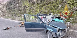 Incidente stradale ad Altissimo, scontro frontale tra due automobili: gravemente ferita una donna. Intervento dei vigili del fuoco incidente altissimo