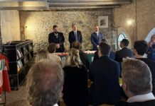 Congresso comunale Forza Italia Arzignano: Marco Bernabè acclamato segretario con vice Nicolò Sterle e 13 membri in segreteria Congresso comunale Forza Italia Arzignano: Marco Bernabè (a dx) acclamato segretario, a sx il vice Nicolò Sterle e al centro coordinatore provinciale Pierantonio Zanettin