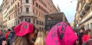 8 marzo, in migliaia al corteo di Roma “contro la violenza patriarcale”