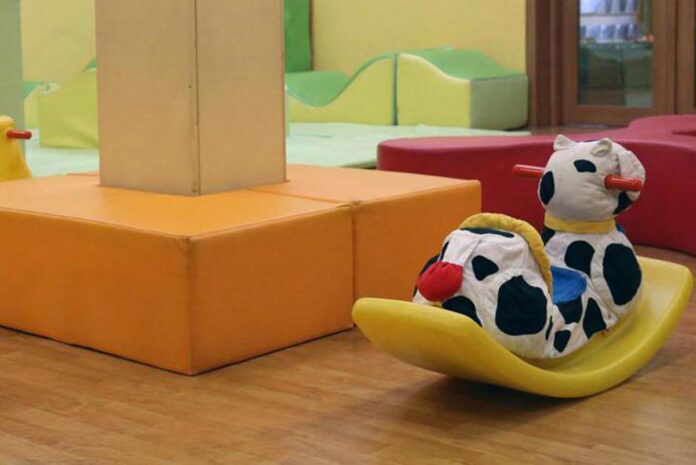 Ancona, bimbi picchiati e chiusi in bagno al buio: arrestate due educatrici in scuola infanzia