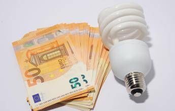 Bollette luce, Altroconsumo: rincaro del 37,3% per tre milioni di clienti vulnerabili