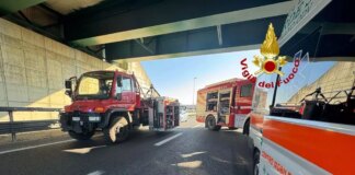 Bus di studenti tampona un tir sulla A4, grave l’autista e feriti due bambini