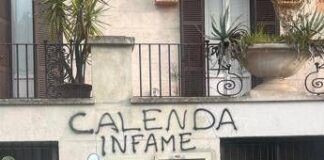 Calenda, scritta intimidatoria davanti scuola del figlio. Il leader di Azione: “Vigliacchi venite da me”