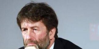 Cognome solo della madre, la proposta di Franceschini divide