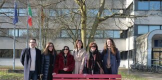 Marzo Donna 2025, inaugurata a Mestre una nuova panchina rossa all’Istituto Gritti
