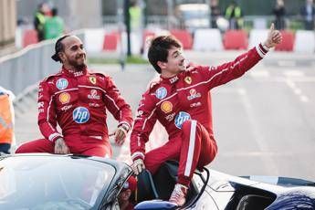 Ferrari, festa rossa a Milano. Hamilton: “Io e Leclerc lotteremo per il Mondiale” – Video