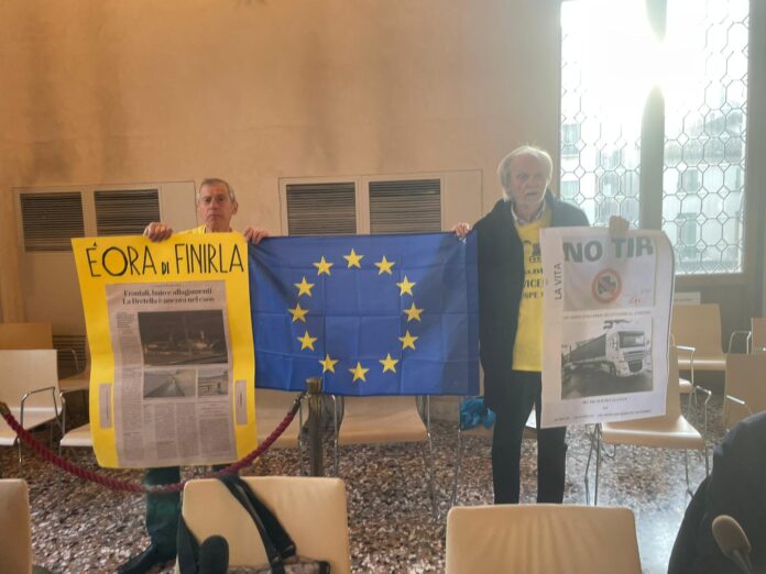 Fiorenzo Donadello e Giovanni Rolando continuano a manifestare in Sala Bernarda per la tangenziale di Vicenza Fiorenzo Donadello e Giovanni Rolando continuano a manifestare in Sala Bernarda per la tangenziale di Vicenza