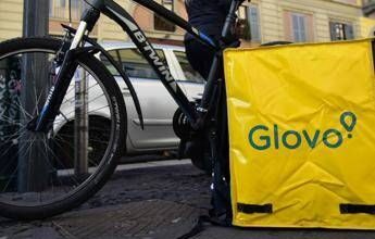 Glovo, gip convalida commissariamento: “Regolarizzi 40mila rider”