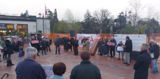 Raffaele Colombara al Comune di Vicenza: «Che fine ha fatto la mozione per i risparmiatori truffati? Servono azioni concrete» Banche venete, Il Funerale del risparmio in attesa della... Resurrezione: il 29 marzo a Vicenza Miatello, Paccagnela, Cavallari , Zaggia e altre associazioni con alcuni risparmiatori sulle nuove iniziative a loro tutela