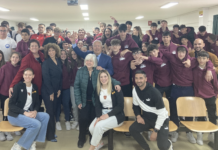 Simonetta Avalle, omaggi senza fine a un’icona del volley rosa: “maestra di sport e vita ha cambiato in meglio anche quella di chi scrive” Il sorriso di Simonetta Avalle, tra docenti e i suoi giovani, nella foto al Liceo Spallanzani di Tivoli, in occasione del Seminario sui Valori dello Sport dell'aprile 2023 (foto dal profilo FB di Alessandro Fidotti)