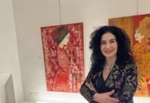 Mostra di Imma Battista: “Sorgenti, la donna nell’opera lirica” alla Galleria La Pigna di Roma Imma Battista con due sue opere: a sin. Nicoletta de La Traviata, a destra Turandot