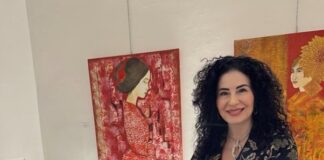 Mostra di Imma Battista: “Sorgenti, la donna nell’opera lirica” alla Galleria La Pigna di Roma Imma Battista con due sue opere: a sin. Nicoletta de La Traviata, a destra Turandot