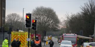 Londra, per un incendio chiuso l’aeroporto di Heathrow. Cancellati 1.300 voli