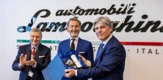 Lamborghini, Uiga consegna a Winkelmann la ‘Tartaruga d’argento’