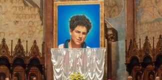 Le reliquie di Carlo Acutis messe all’asta sul web, la denuncia del vescovo di Assisi