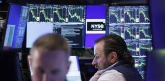 Lunedì nero di Wall Street, Nasdaq cede il 4%, Tesla chiude a -15%