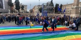 Manifestazione per l’Europa, folla e bandiere Ue in piazza del Popolo